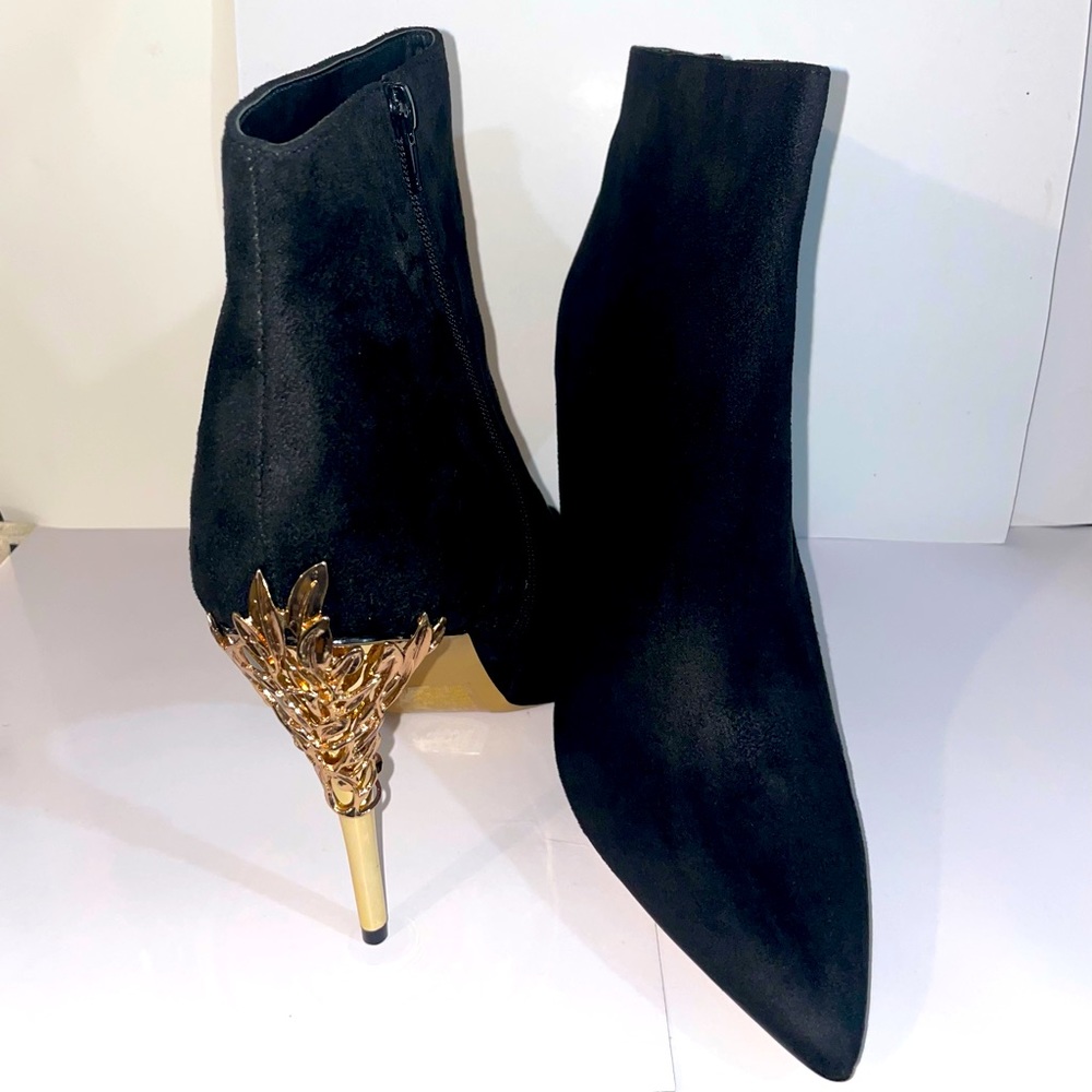 Gold Vine 4in Stiletto Heel Black Booties!